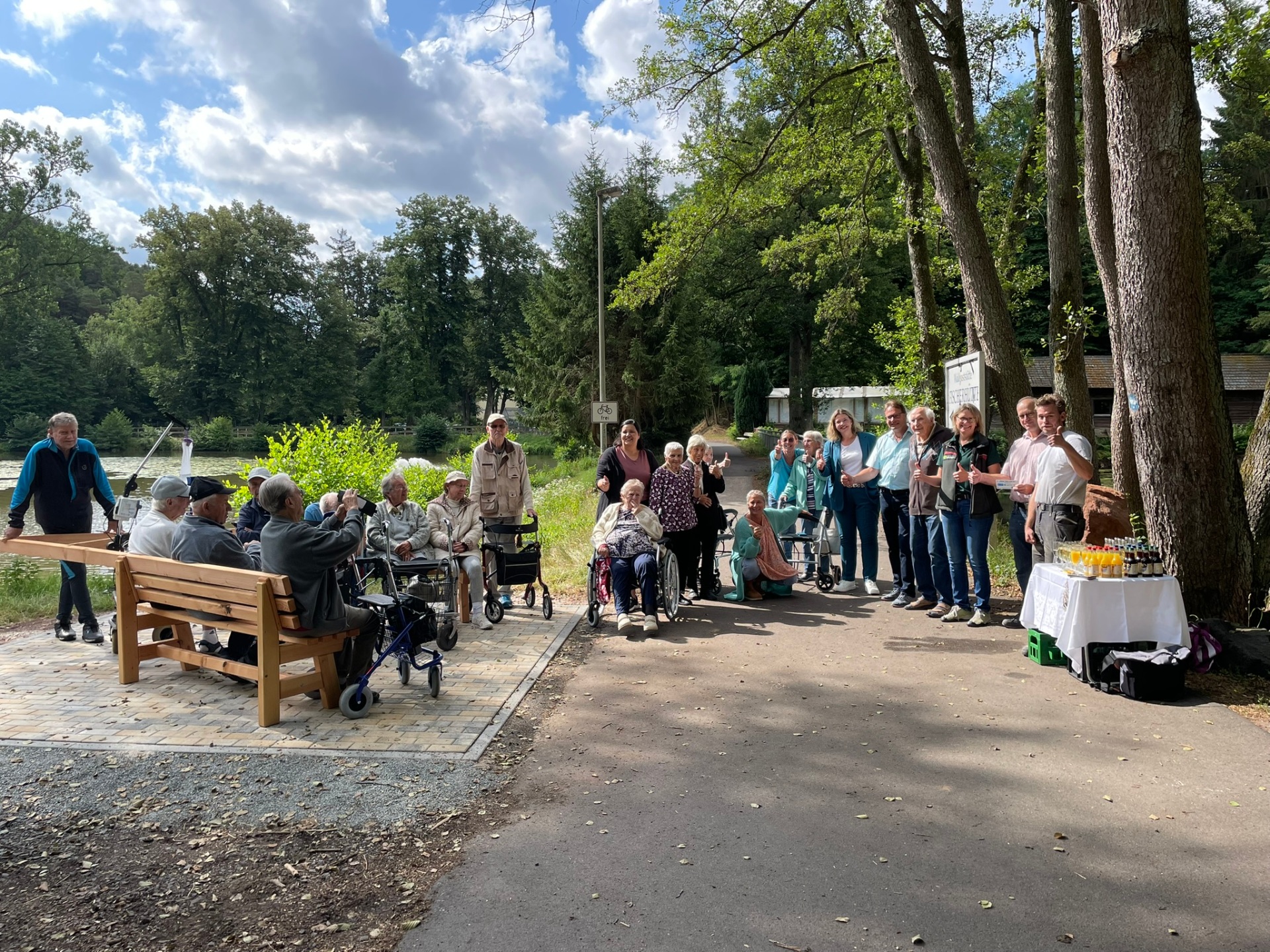 Einweihung der Sitzbank - ca. 20 Besucher sind auf dem Bild zu sehen