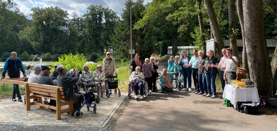 Einweihung der Sitzbank - ca. 20 Besucher sind auf dem Bild zu sehen