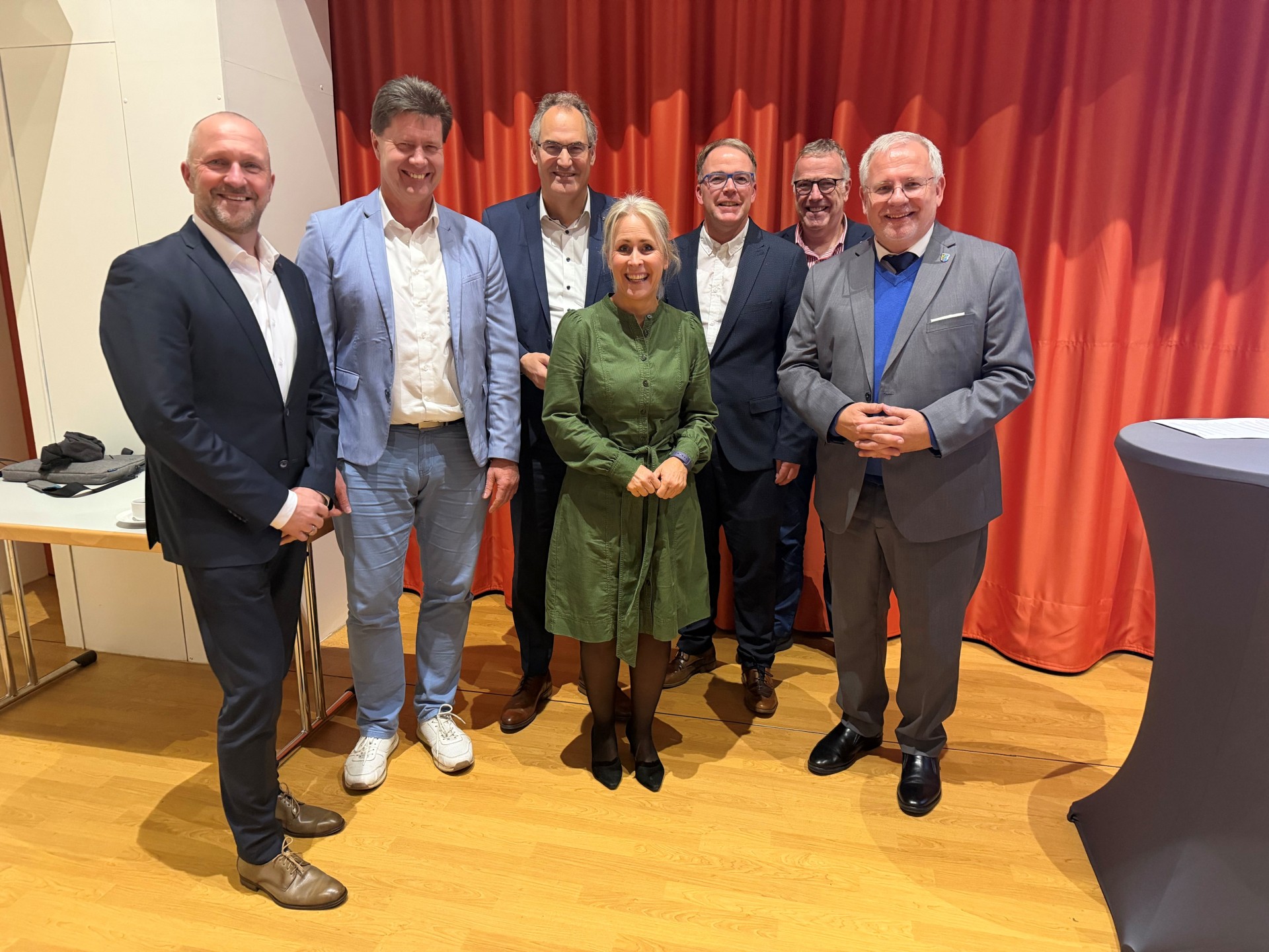 Vorstand des Pfalz Touristik e. V. Vorstand des Pfalz Touristik e. V.; v.l.n.r. Steffen Antweiler (Bürgermeister VG Göllheim), Harald Westrich (Bürgermeister VG Otterbach-Otterberg), Dietmar Seefeldt (Landrat LK Südliche Weinstraße, stellvertretender Vorsitzender), Dr. Susanne Ganster (Landrätin LK Südwestpfalz), Martin Franck (Geschäftsführer Tourist, Kongreß und Saalbau GmbH), Tobias Meyer (Bürgermeister Gemeinde Haßloch/Pfalz), Hans-Ulrich Ihlenfeld (Landrat LK Bad Dürkheim, Vorsitzender). Copyright: Kreisverwaltung Südwestpfalz