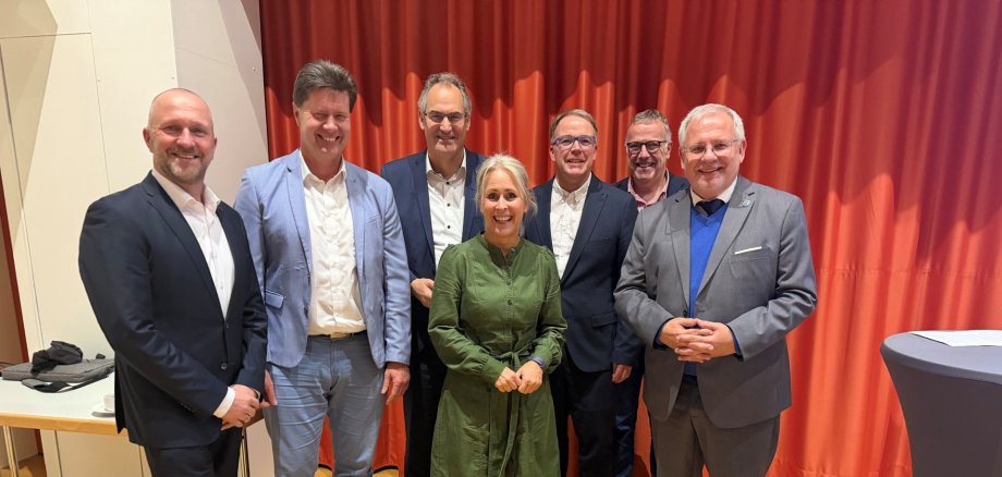 Vorstand des Pfalz Touristik e. V. Vorstand des Pfalz Touristik e. V.; v.l.n.r. Steffen Antweiler (Bürgermeister VG Göllheim), Harald Westrich (Bürgermeister VG Otterbach-Otterberg), Dietmar Seefeldt (Landrat LK Südliche Weinstraße, stellvertretender Vorsitzender), Dr. Susanne Ganster (Landrätin LK Südwestpfalz), Martin Franck (Geschäftsführer Tourist, Kongreß und Saalbau GmbH), Tobias Meyer (Bürgermeister Gemeinde Haßloch/Pfalz), Hans-Ulrich Ihlenfeld (Landrat LK Bad Dürkheim, Vorsitzender). Copyright: Kreisverwaltung Südwestpfalz