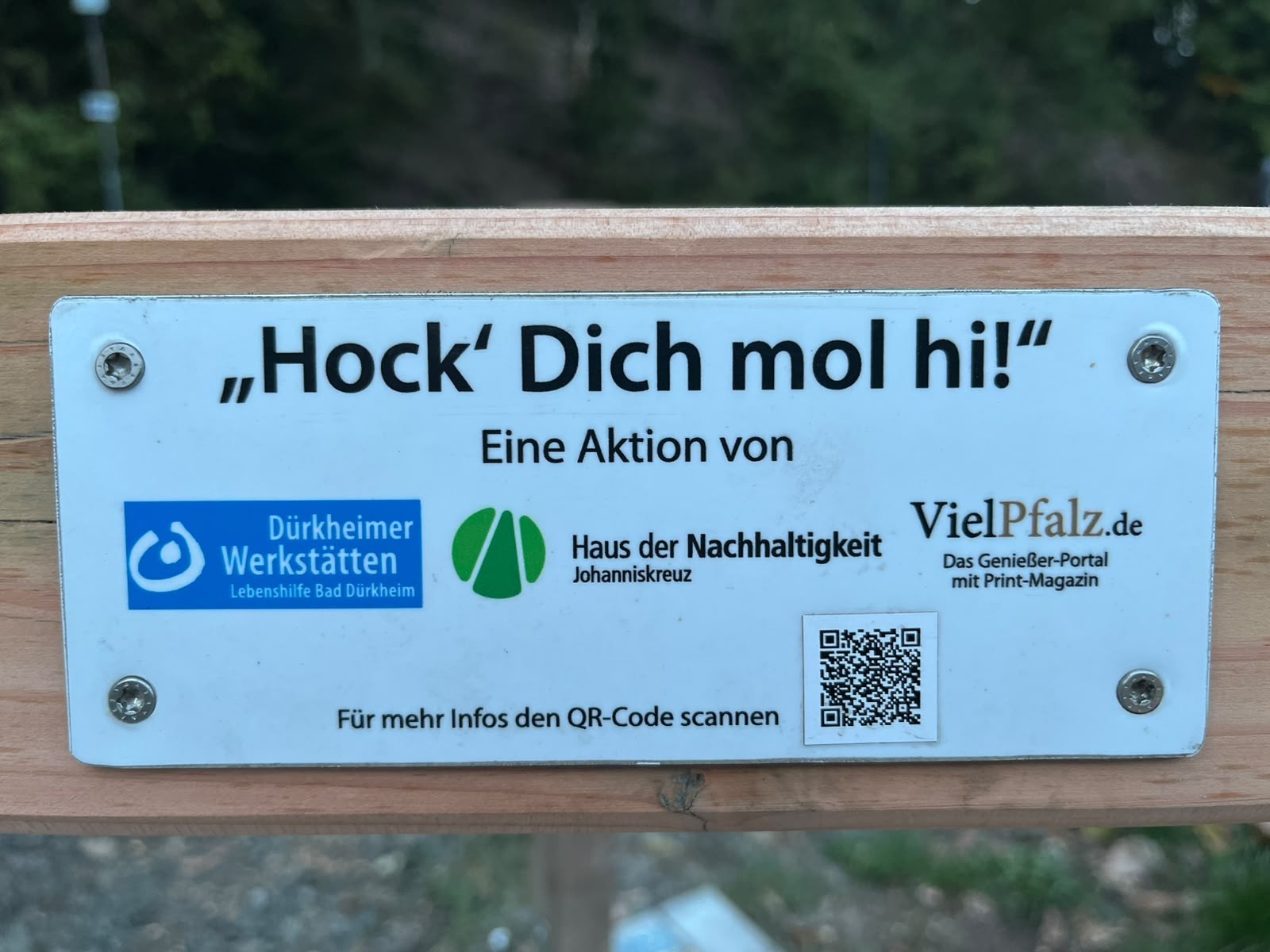 Schild von Bank an den Schwarzweihern