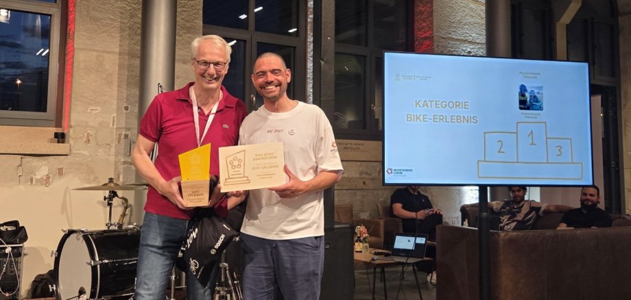 Geschäftsführer des Mountainbikeparks Stephan Marx mit Trophäe Bike Spirit Award mit Nico Graaff, Geschäftsführer Mountainbike Forum Deutschland e. V.