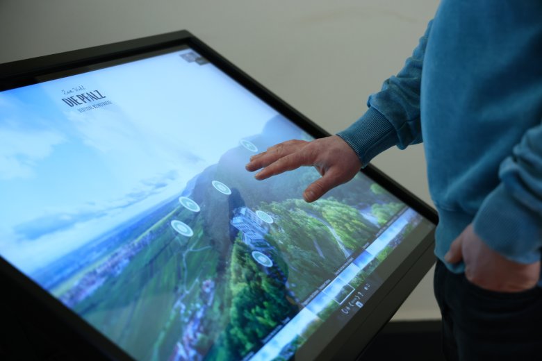 Ein Infoterminal, an dem Besuchende eigenständig eine digitale 360°-Panoramatour erkunden können.