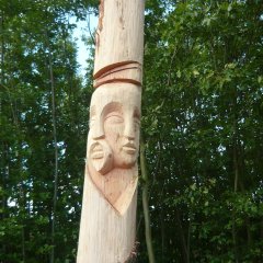 Schnitzerei an Säule