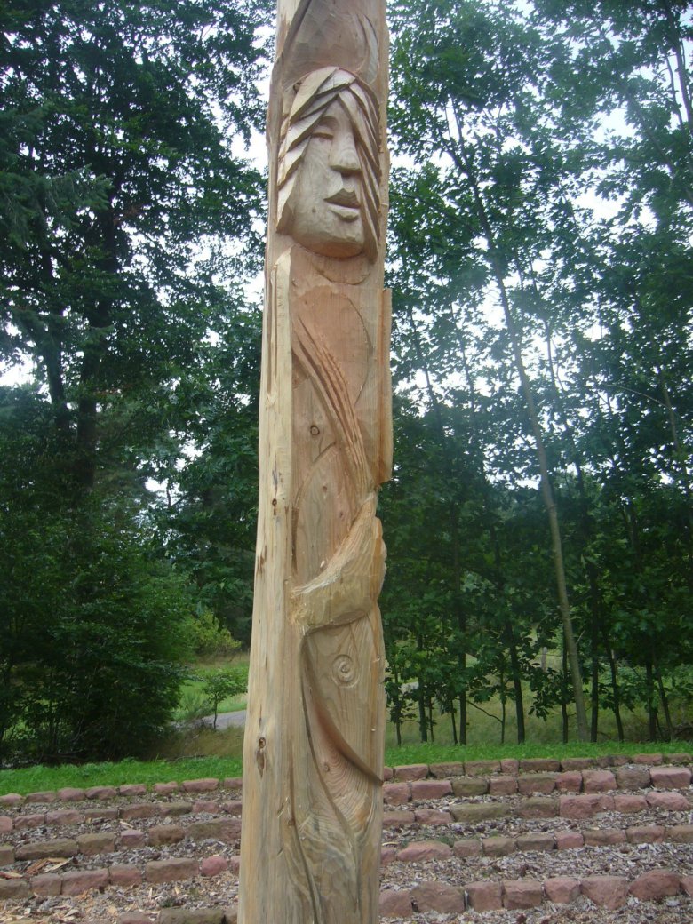 Schnitzerei an Säule