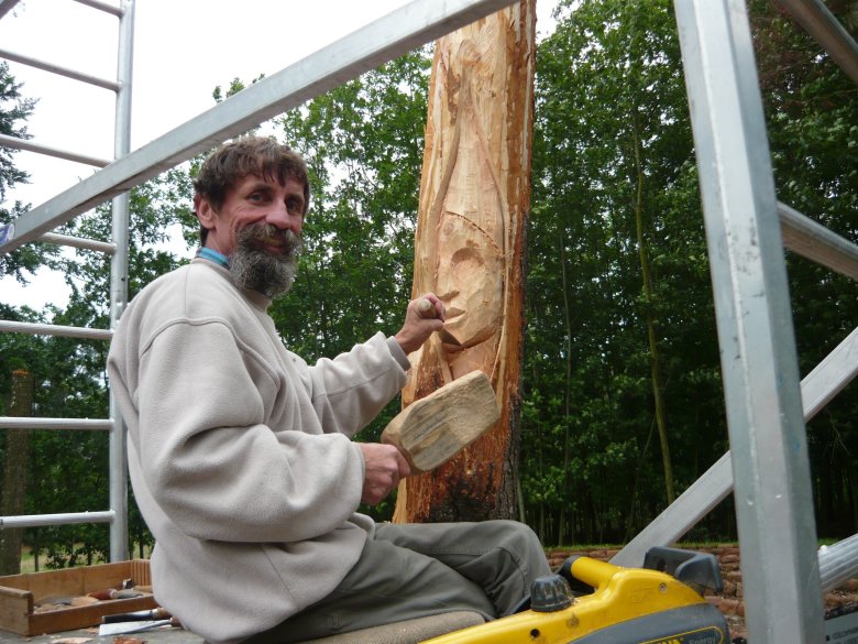 Schnitzerei an Säule