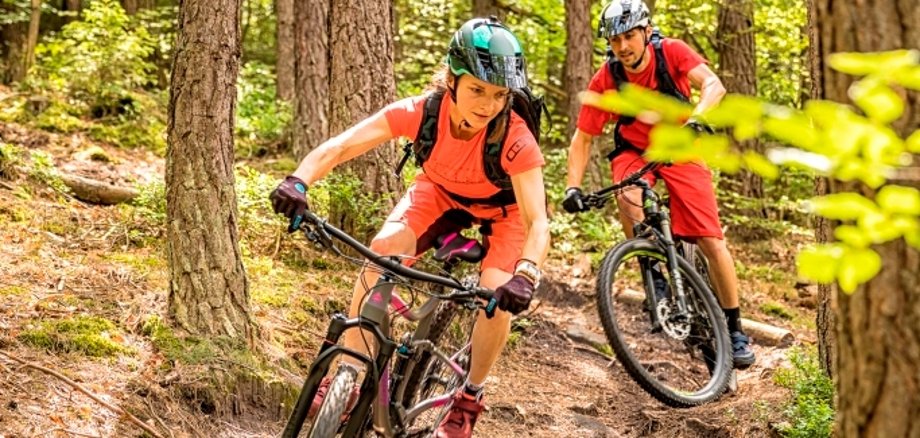 Mountainbiker fahren Trail im Wald