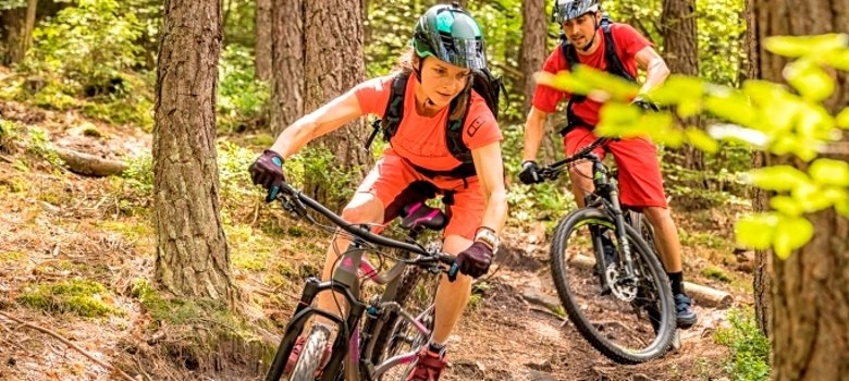 Mountainbiker fahren Trail im Wald