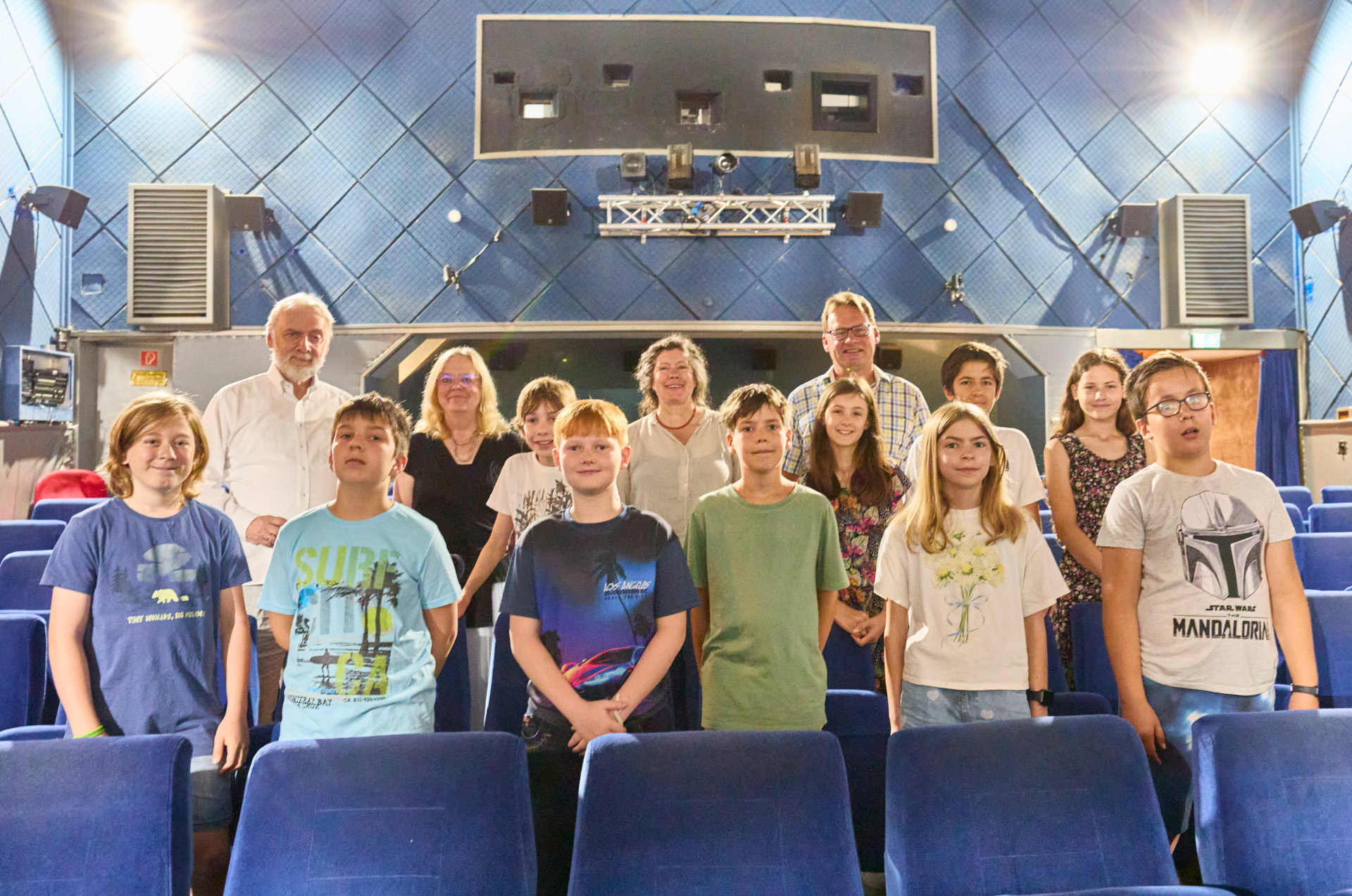 Provinz Kino - Kinder und Bürgermeister Herr Wenzel mit Mitarbeiter aus dem Kino