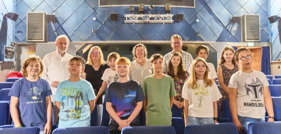 Provinz Kino - Kinder und Bürgermeister Herr Wenzel mit Mitarbeiter aus dem Kino