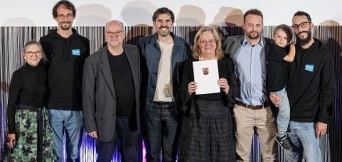 Die Personen auf dem Foto v.l.n.r.: Joan Ferschinger, Manuel Buch, Stefan Sprengart, Kulturminister Sven Teuber, Ursula Simgen-Buch, Raphael Buch, Sebastian Buch mit Luke.