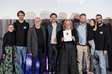 Die Personen auf dem Foto v.l.n.r.: Joan Ferschinger, Manuel Buch, Stefan Sprengart, Kulturminister Sven Teuber, Ursula Simgen-Buch, Raphael Buch, Sebastian Buch mit Luke.