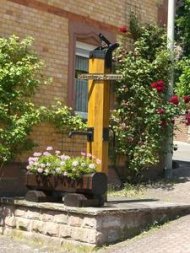Dorfbrunnen. Handpumpbrunnen oder „Schwengelbrunnen“
